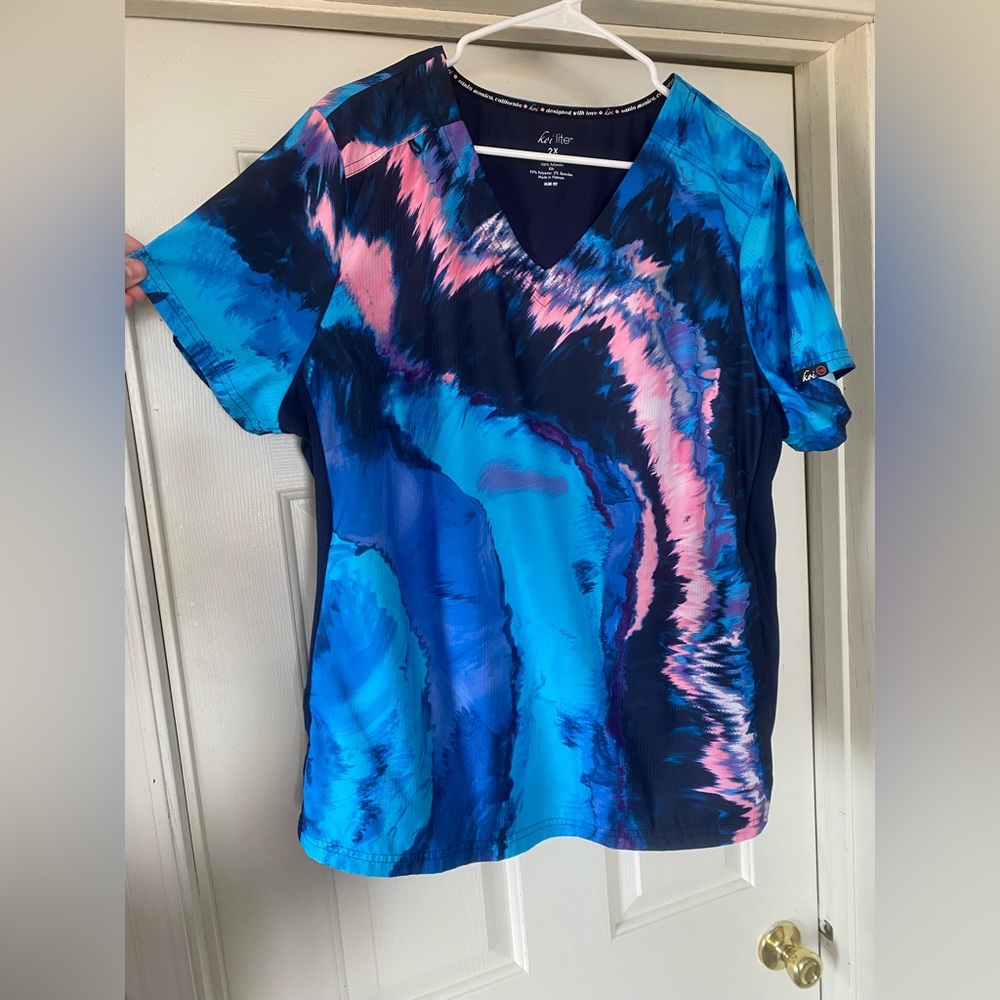 Scrub top size 2X. Marble/granite design.